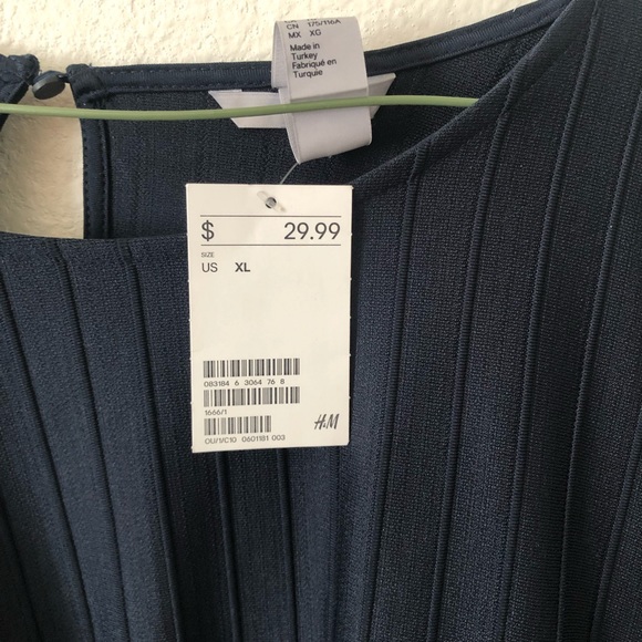 H&M Top - Picture 2 of 3